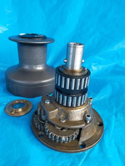 Lewmar Size 44 three-speed winch, cogs and bearngs on post2.jpg