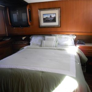 Stateroom Queen bed 2